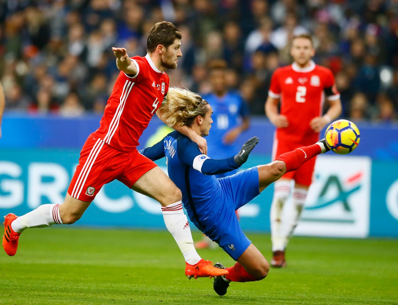 Sin lucir y con algunas dudas en su juego, Francia vence 2-0 a Gales