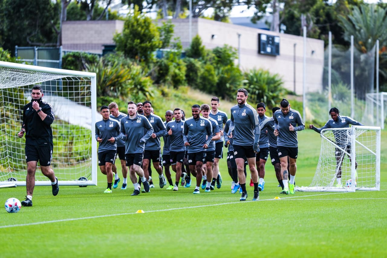 El grupo al completo de New England trabaja al completo.