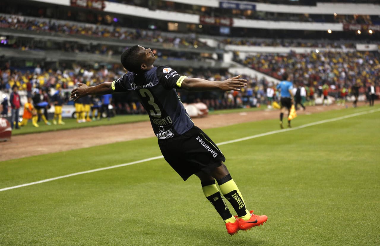 Carlos Darwin Quintero llegó a portar el número 3 en honor al nacimiento de su primer hijo en su última etapa con Santos y en su primer año con el América, ya que nació el día 3 del mes 3.