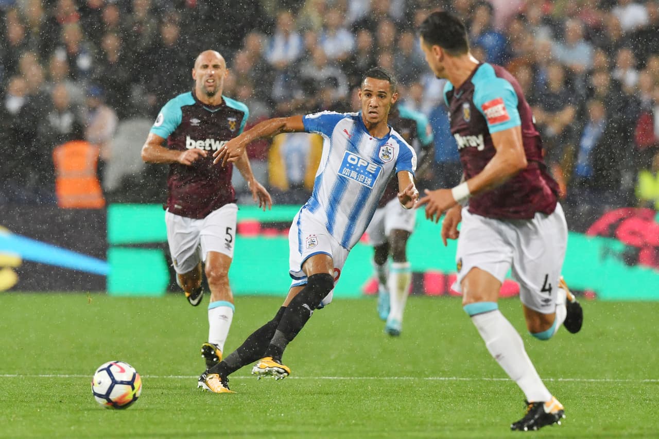 Bajo un torrencial aguacero, el Olímpico de Londres recibió a los Hammers y al Huddersfield.