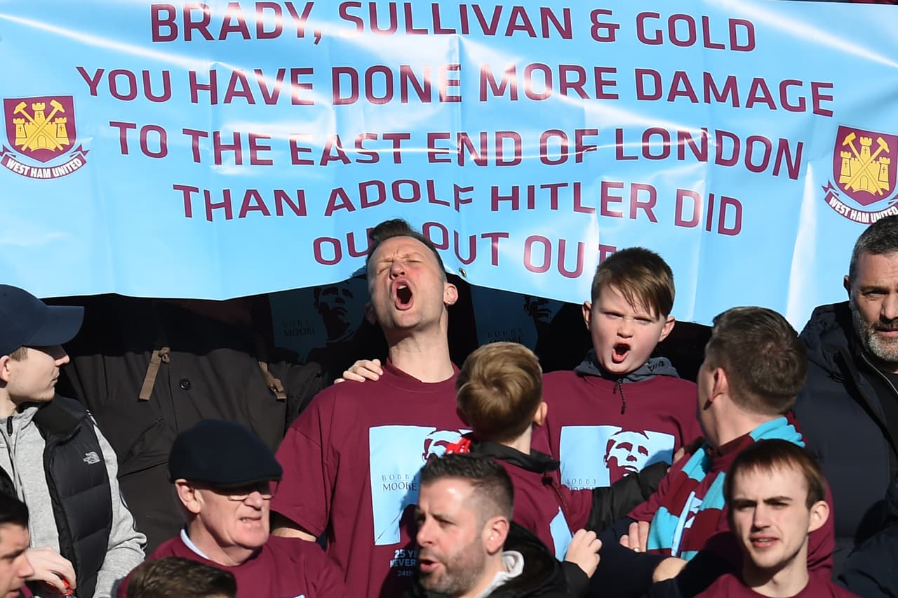 Buena cantidad de seguidores visitantes llegaron para apoyar al West Ham en su reto contra el tradicional equipo.