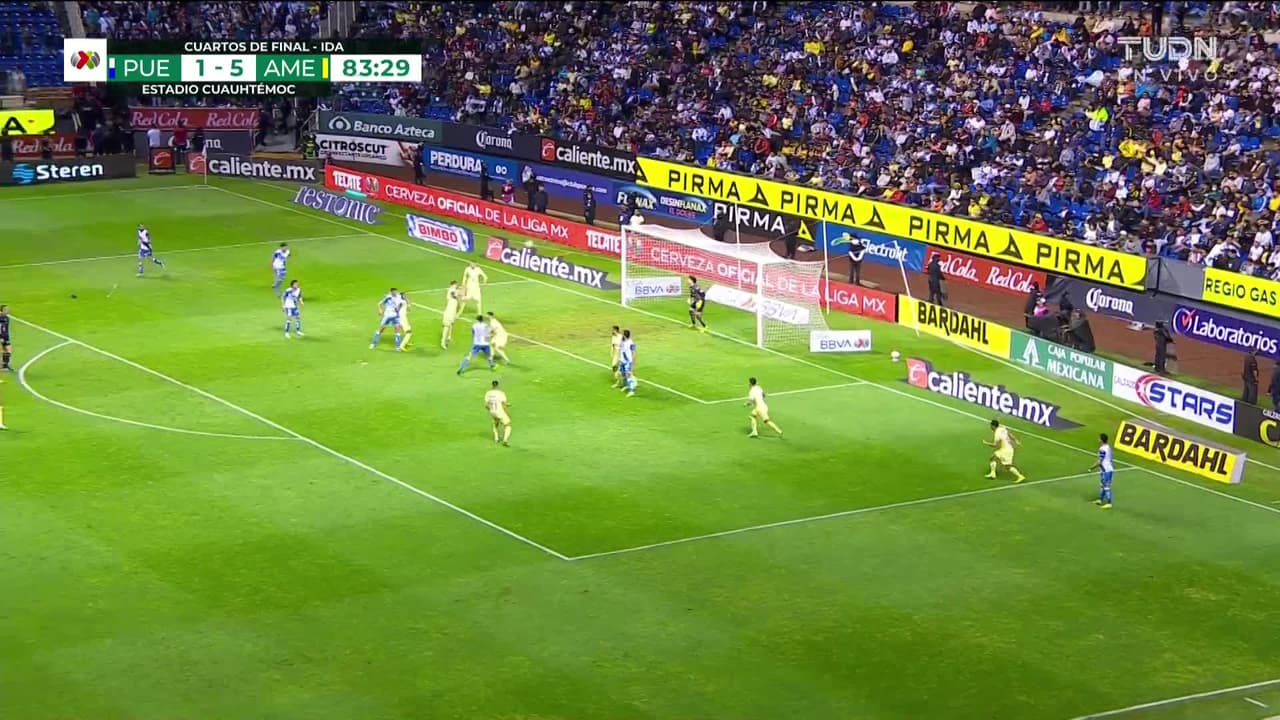 ¡TIRO ATAJADO! disparo por Roger Martínez.