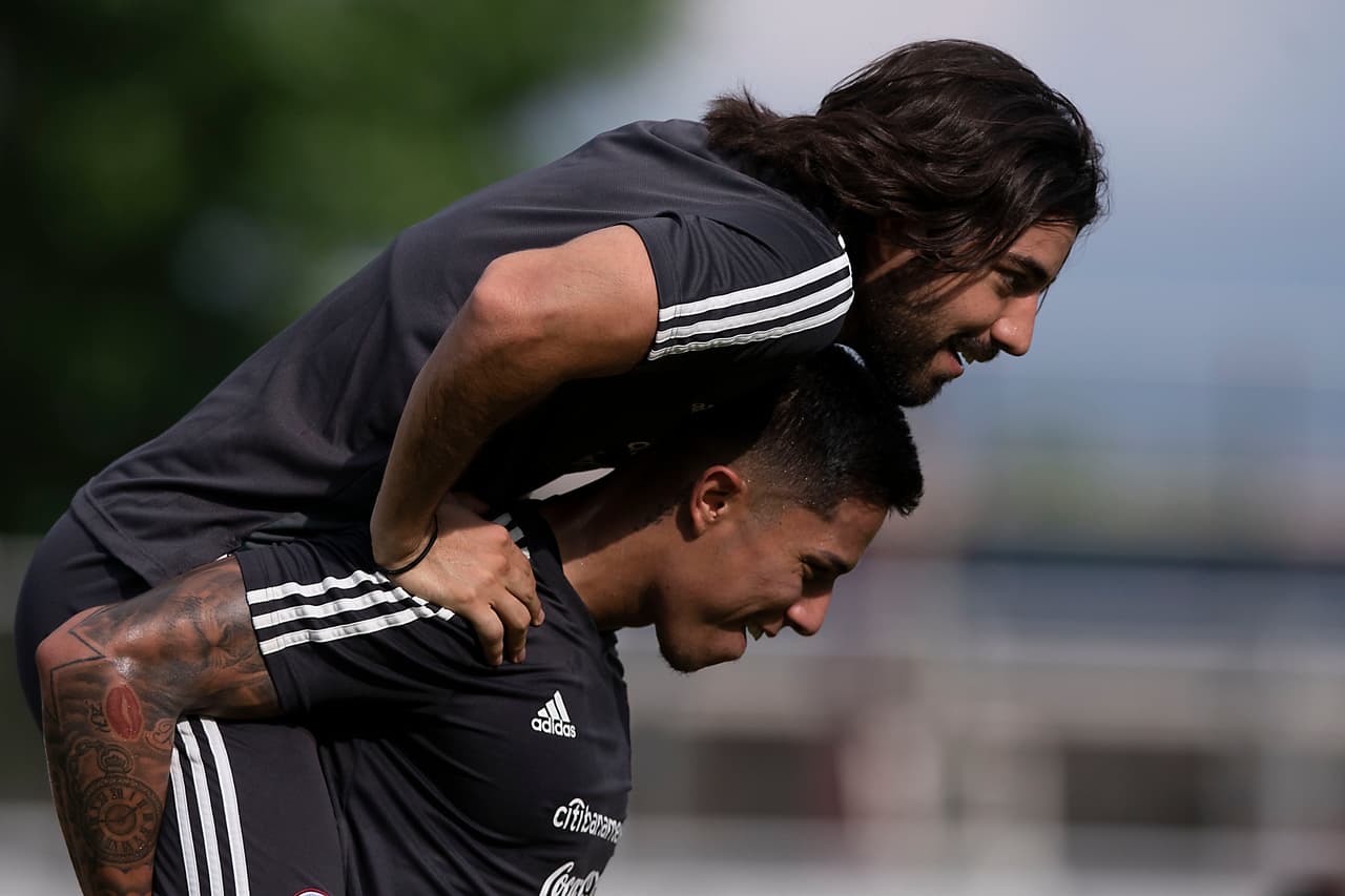 Integrantes y cuerpo técnico de la Selección Mexicana de fútbol no perdieron el tiempo y luego de su llegada a la ciudad de Chicago, se pusieron a entrenar en las instalaciones de la Universidad de Illinois. El entrenador Gerardo 'Tata' Martino dirigió la práctica para iniciar con la preparación en ruta al importante duelo por la Final de la Copa Oro ante Estados Unidos.