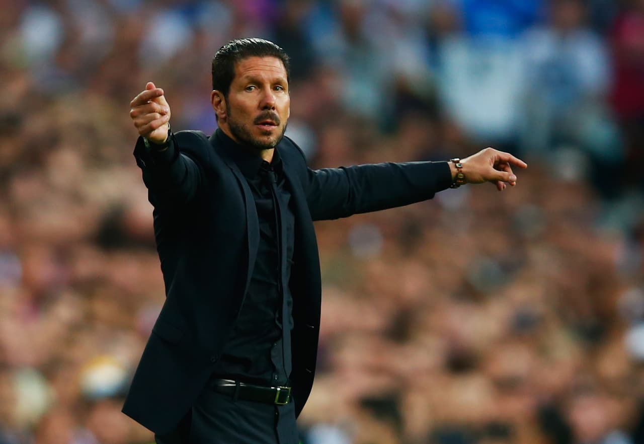 El Cholo Simeone ha conformado en los Colchoneros lo que llama una familia. Un conjunto de jugadores aguerridos que pelean cada pelota como si fuera la última y logra alinear a 11 guerreros que defienden cada ápice de terreno con el cuchillo entre los dientes. Es uno de los equipos más difíciles de vencer y superar debido al estupendo sistema implementado por el estratega argentino.