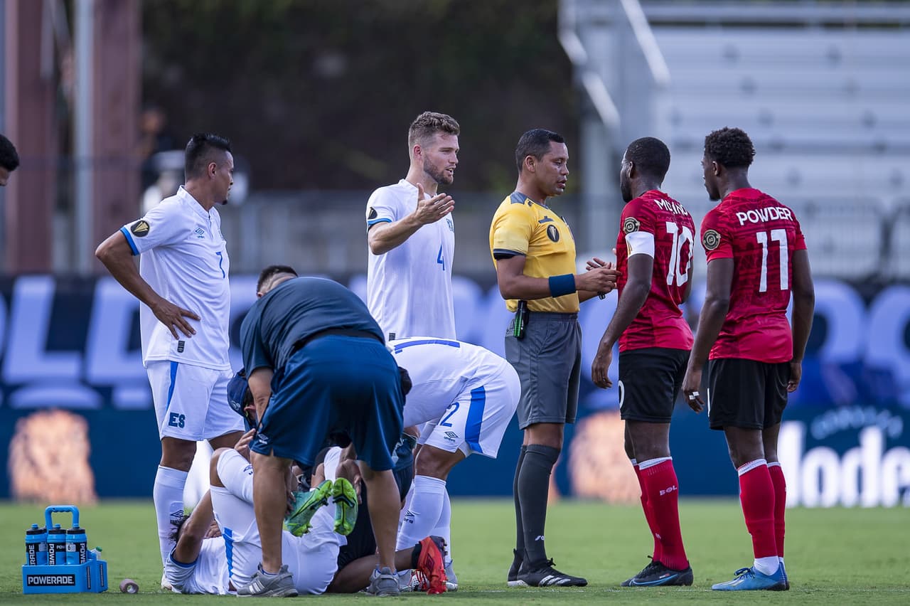A los 10 minutos, la cancha presenció un duro choque entre Hodge y Tamacas al disputar el balón en el mediocampo. Tardaron en ponerse de pie, pero por fortuna sin lesiones graves.