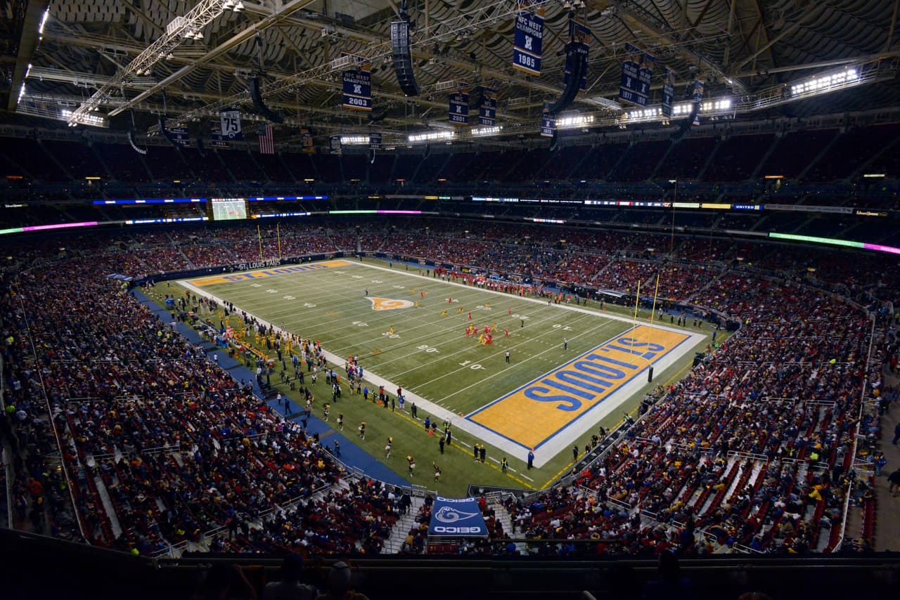 Los Tampa Bay Buccaneers visitaron a los St. Louis Rams en el arranque de la Semana 15 en lo que pudo ser el último partido de los Rams en St. Louis.