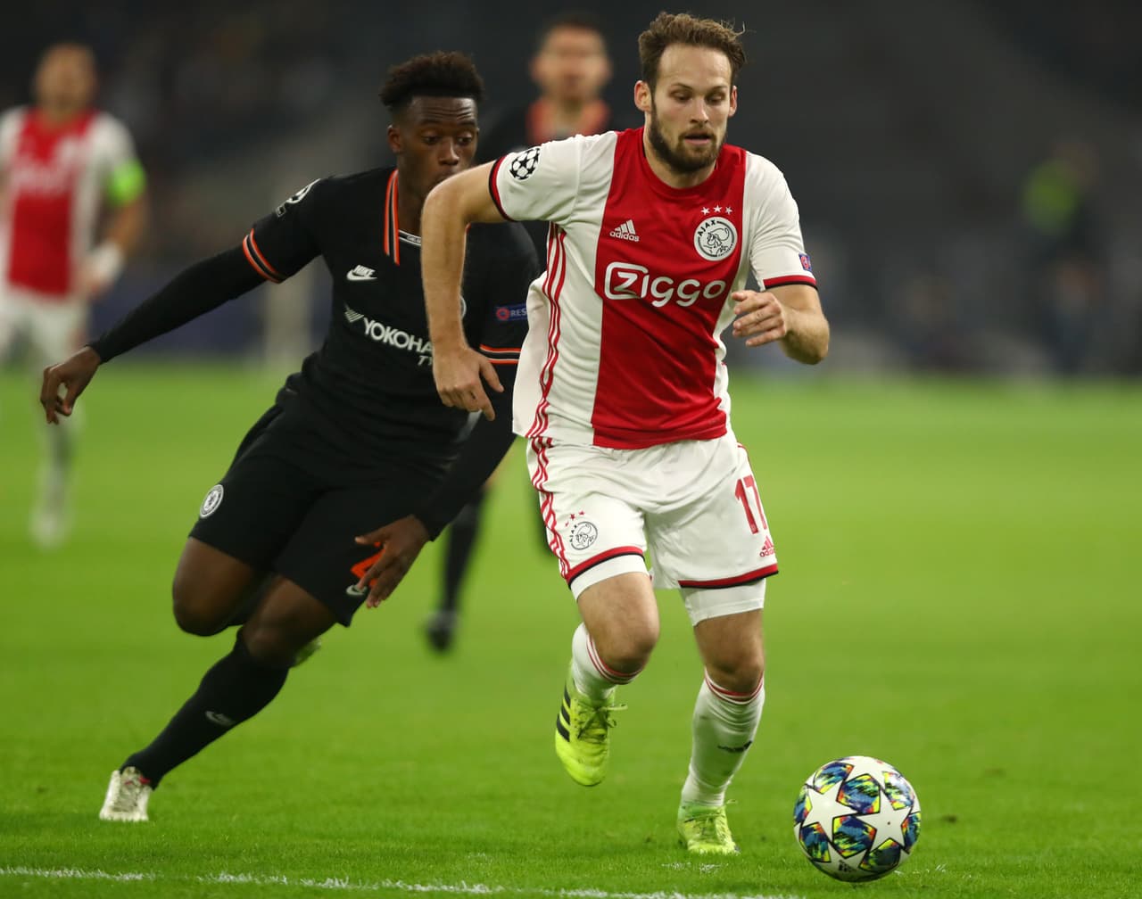 Quincy Promes, al minuto 35 anota gol, sin embargo piden revisión de jugada por posible fuera de lugar. Después del VAR, el gol es anulado.