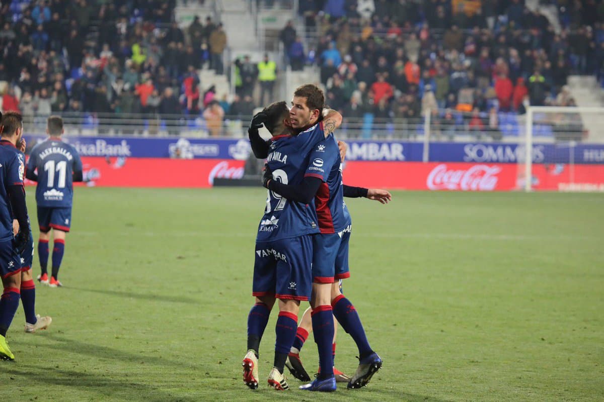 Christian Rivera (centro) al minuto 79' le dio la voltereta al partido y la victoria al Huesca por 2-1.