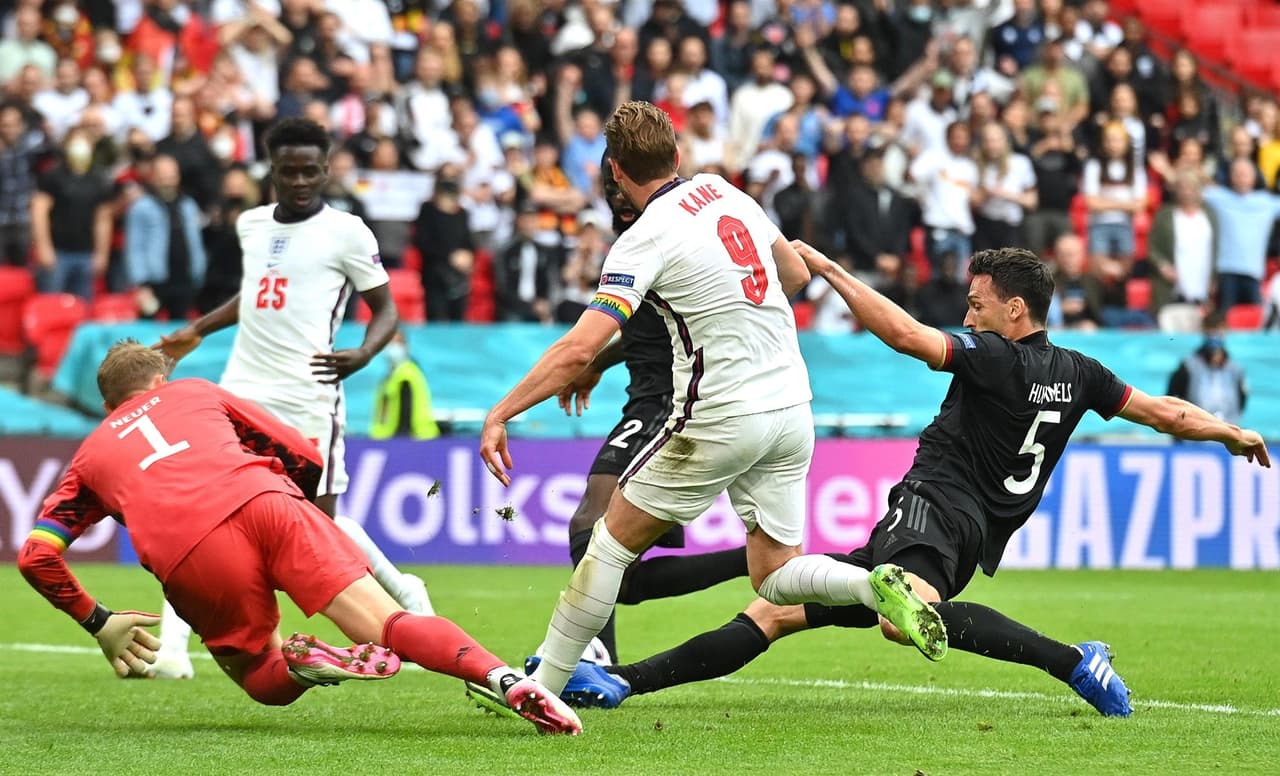 Inglaterra derrota a Alemania 2-0 y califica sin problema a Cuartos de Final. Con anotaciones de Sterling y Kane, los 'Tres Leones' dejan fuera a los alemanes y los mandan a casa. El inglés Jack Grealish fue clave para las anotaciones.