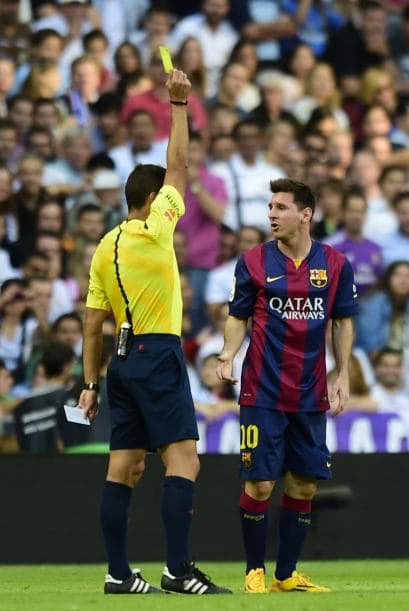 La primera amarilla fue para Messi por una dura entrada.