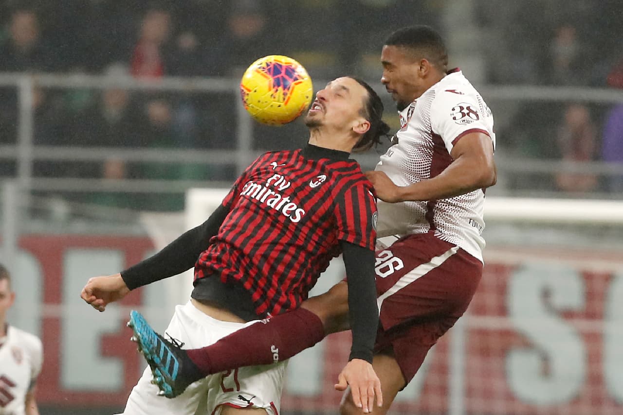 Zlatan intenta rematar con la izquierda pero no tiene suerte, pues es rechazado.