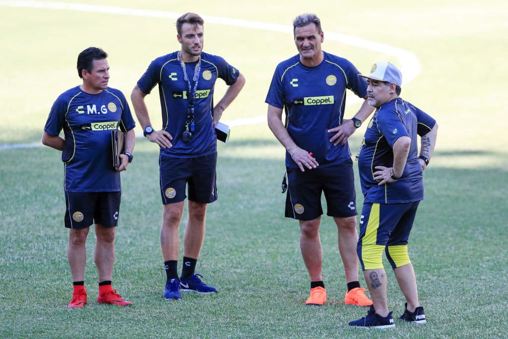 El otrora astro argentino rodeado de su cuerpo técnico en aras de su siguiente partido, el próximo sábado ante los Cafetaleros de Tapachula por el Ascenso MX.