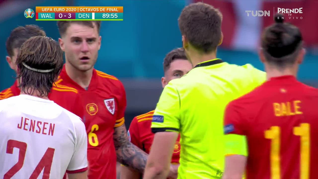 ¡Expulsión! El árbitro saca la roja directa a Harry Wilson.