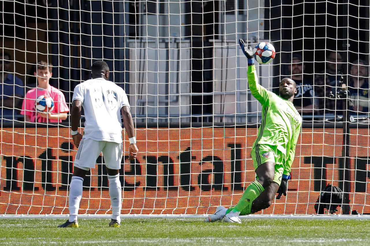 Aunque el arquero local Bill Hamid (derecha) salvó algunas ocasiones de gol, no pudo evitar un par de tantos más de LAFC en el primer tiempo.