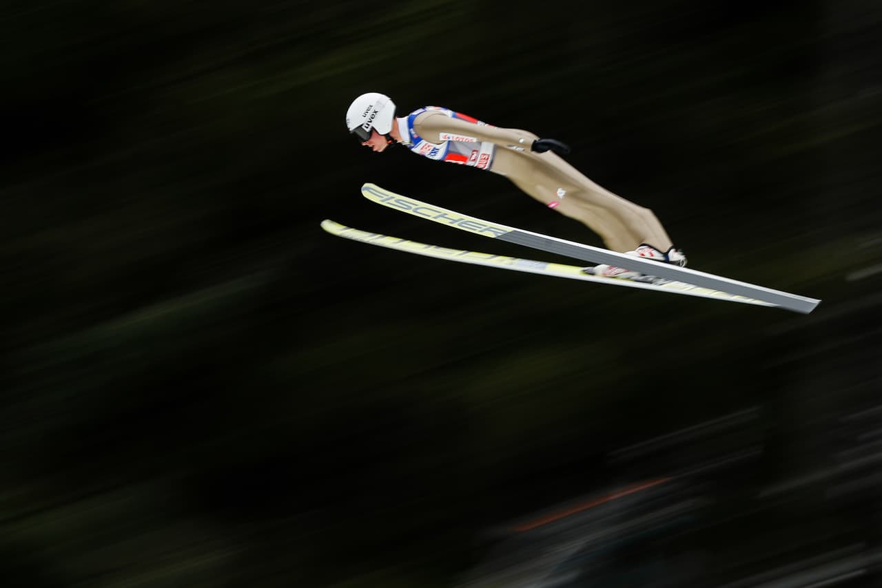 La competencia en Innsbruck (Austria) es la décima en el calendario de la Copa Mundo de salto en esquí masculino de la Federación Internacional de Esquí (FIS), la primera del 2017 y que finalizará el 26 de marzo. La capacidad de los atletas se mezcla con el espectáculo de su vuelo en medio de bellos paisajes y a una gran velocidad.