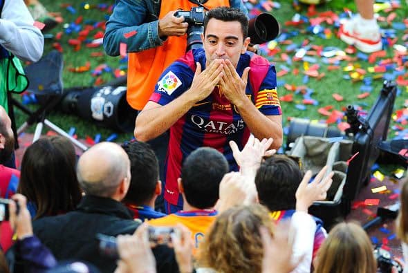 Xavi repartió besos a diestra y siniestra entre ovaciones y cantos.