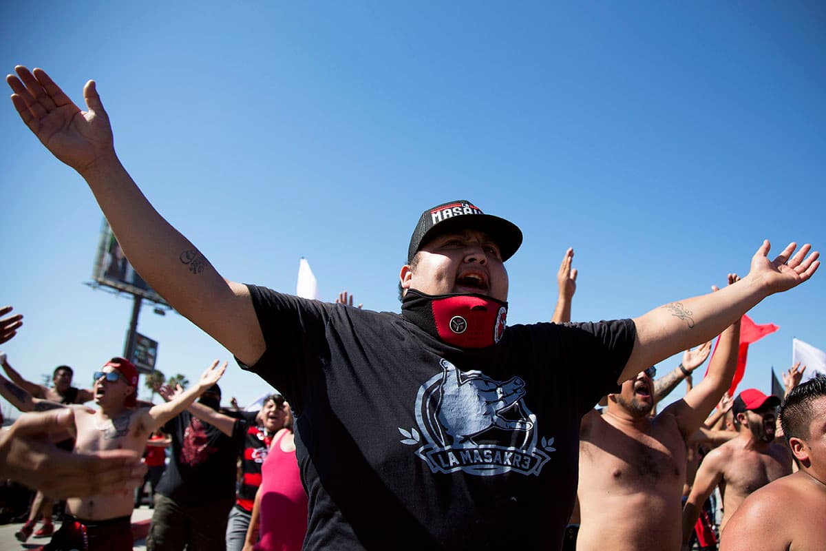 Fanáticos de Xolos de Tijuana en las afueras del Estadio Caliente, previo al juego contra León por la jornada 3 del Apertura 2018.
