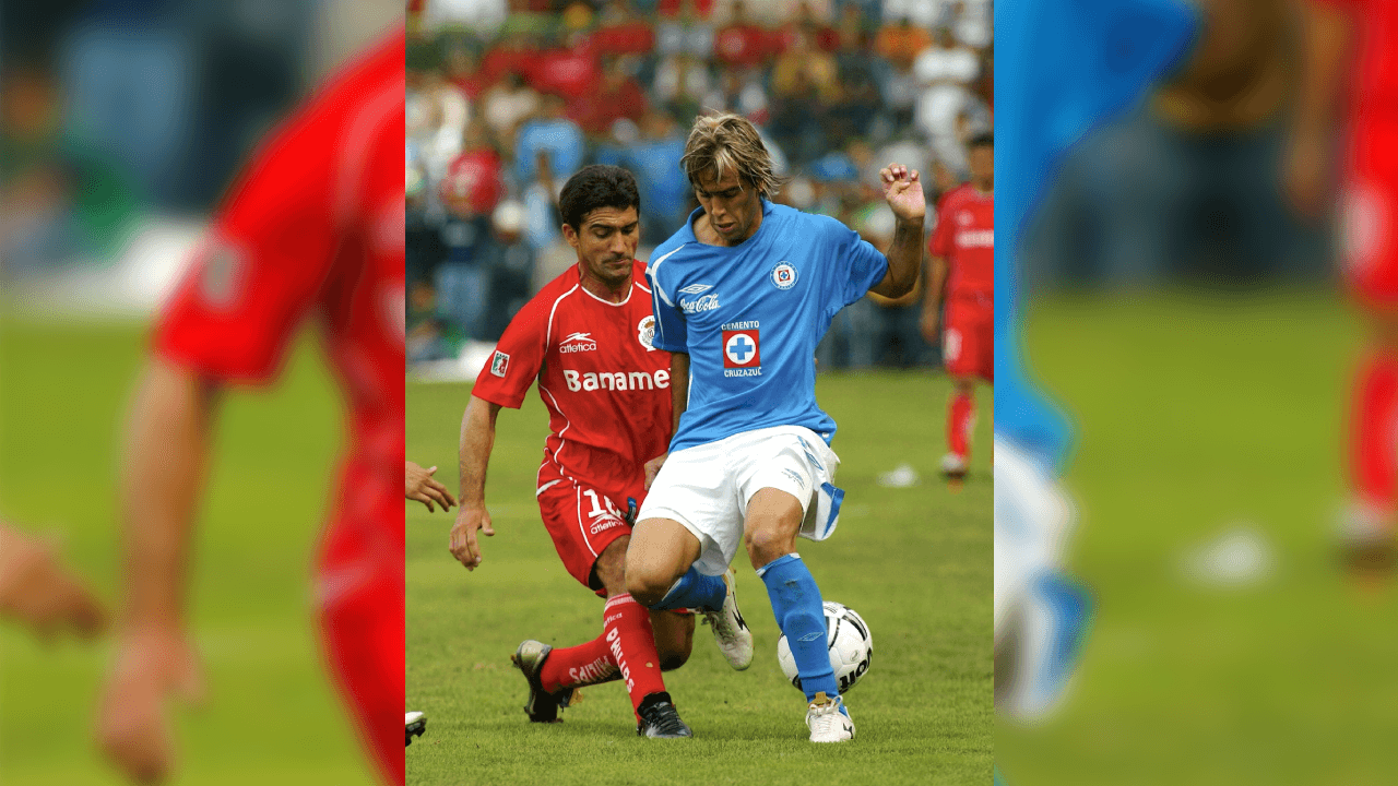 <b>3.- Paciencia, pero no lentitud</b>
<br>- Antonio Naelson era un jugador que, cuando tenía el balón el los pies, parecía que era lento, pero no constaba de lentitud, sino que era pausado para conducir el balón, pero eso le permitía elegir con frecuencia la mejor opción para su equipo.
<br>- Aquí le hizo un túnel al ‘Chelito’ Delgado con gran clase.