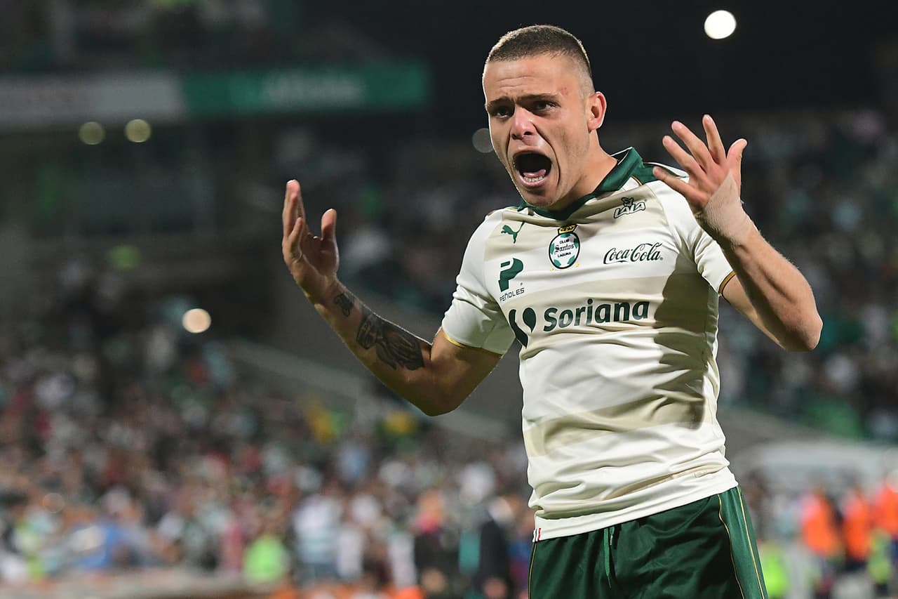 Jonathan Rodríguez cierra este selecto grupo. El uruguayo se va convirtiendo de a poco en un jugador vital en Santos. Hizo los dos tantos de la victoria de su equipo ante Veracruz. El segundo de ellos de bella estampa.