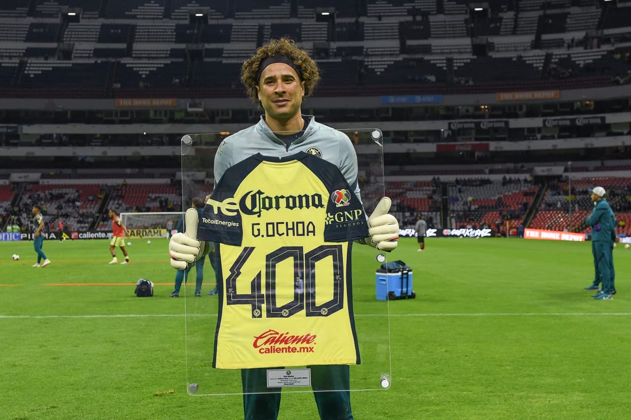 Guillermo Ochoa fue galardonado por sus 400 partidos como americanista.