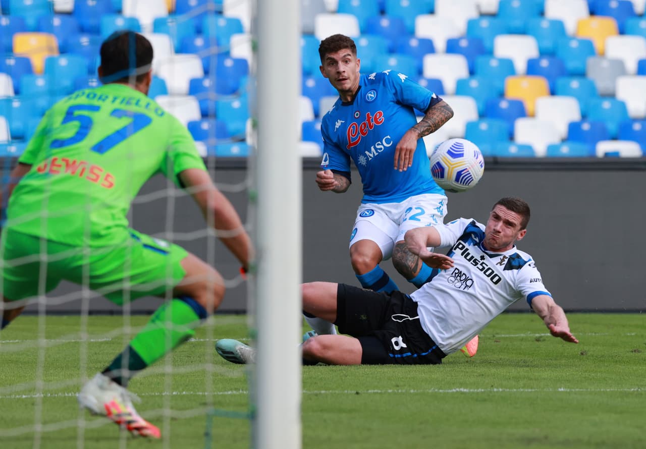 El mexicano marcó los primeros dos goles del partido (23’, 27’) y Matteo Politano (30’) hizo el tercero. Osimhen (43’) anotó el cuarto para los de Gattuso y Lammers (69’) descontaba, pero era demasiado tarde. Napoli tendrá actividad a media semana ante el AZ en la Europa League; Atalanta se medirá al Midtjylland en la Champions.