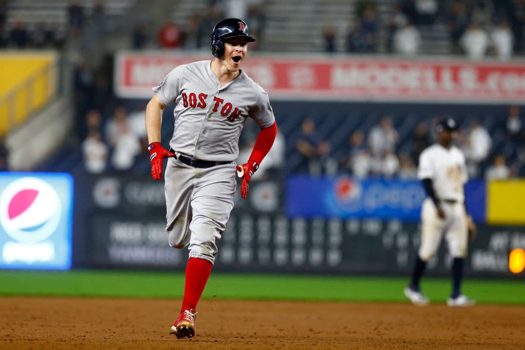 Y la cereza en el pastel: Holt pegó jonrón ante los lanzamientos del receptor Austin Romine, que le permitió registrar el primer ciclo en la historia de los Playoffs de MLB. Pizarra final: 16-1.