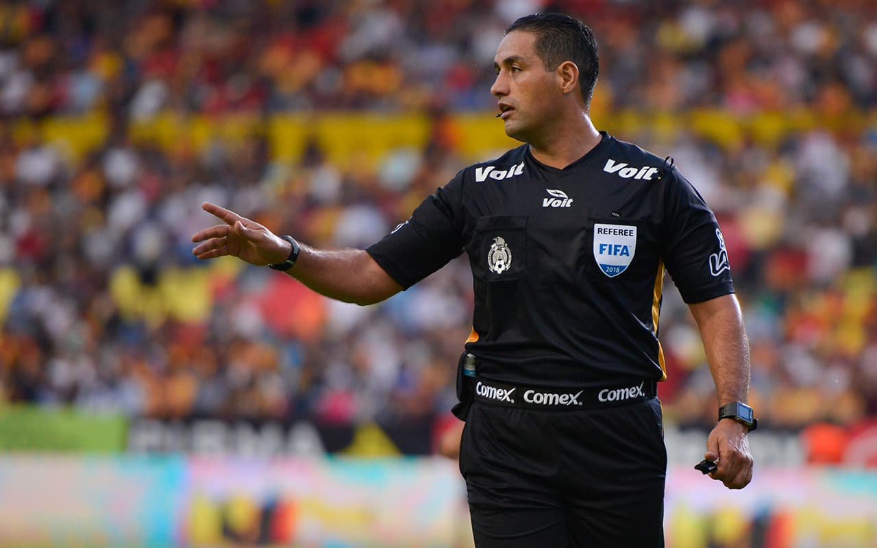 El árbitro Roberto García Orozco se encargó de suspender el partido para preservar la integridad de los futbolistas.