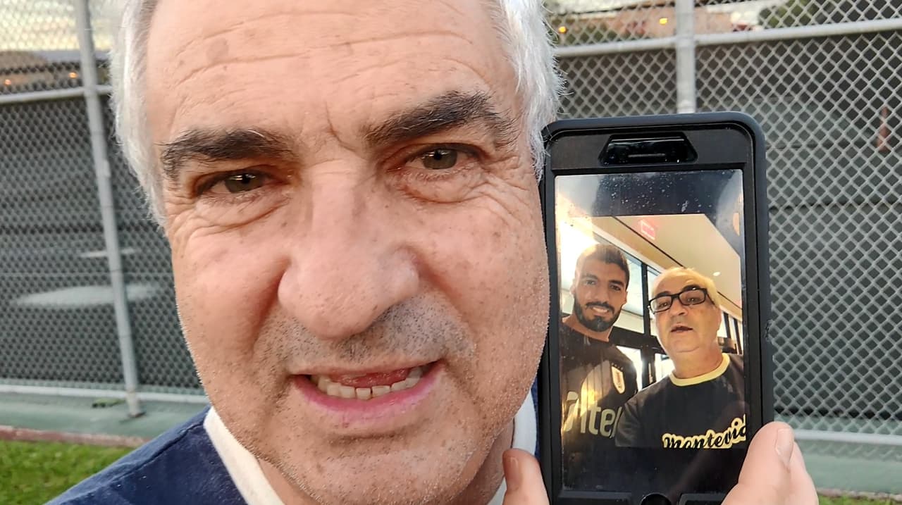 Enrique Pedrido, de 60 años, presume su logro.