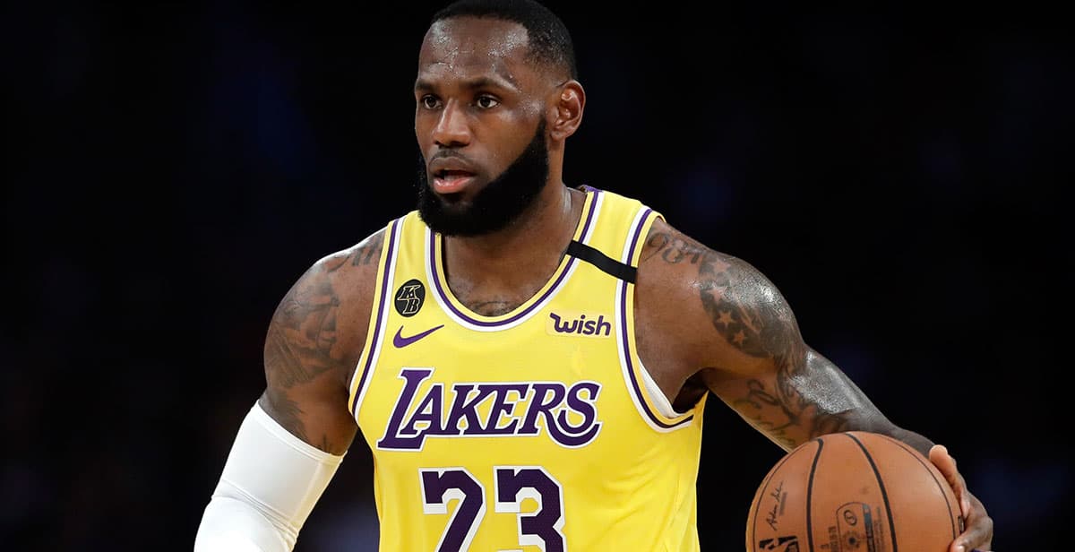 LeBron James en desacuerdo con Kyrie Irving para rearranque