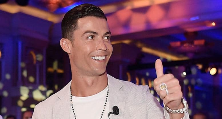 Cristiano Ronaldo luce joya, y no precisamente futbolística