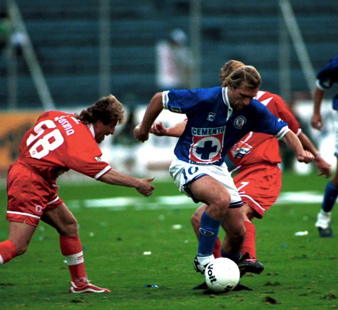 Mientras tanto en el Invierno 1998 hicieron 24 goles en las primeras nueve fechas.