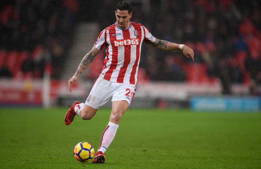 El defensor estadounidense Geoff Cameron fue cedido del Stoke City al Queens Park Rangers del Championship inglés.