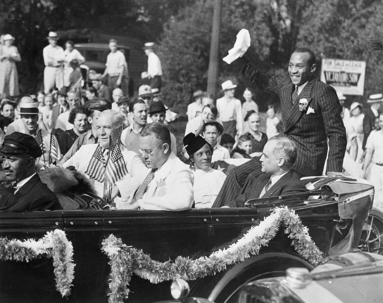 El triunfo de Owens fue recibido por el mundo como un golpe al nazismo en su discurso racista, aunque al regreso el atleta cuenta que el presidente de EE. UU. tampoco lo felicitó.