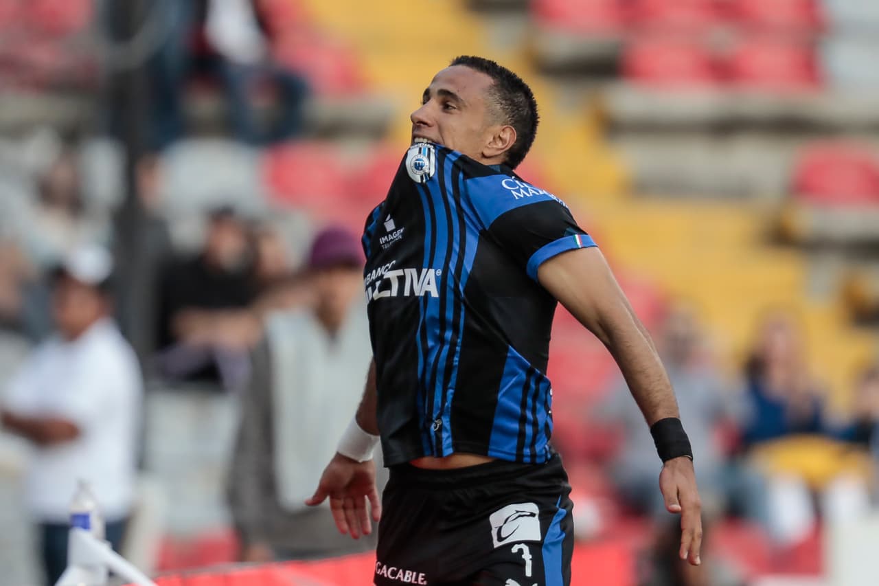 Sin embargo, al minuto 40 el brasileño Camilo Sanvezzo (en la foto) hizo el primer gol de la tarde, aprovechando un rebote del arquero José Hernández.