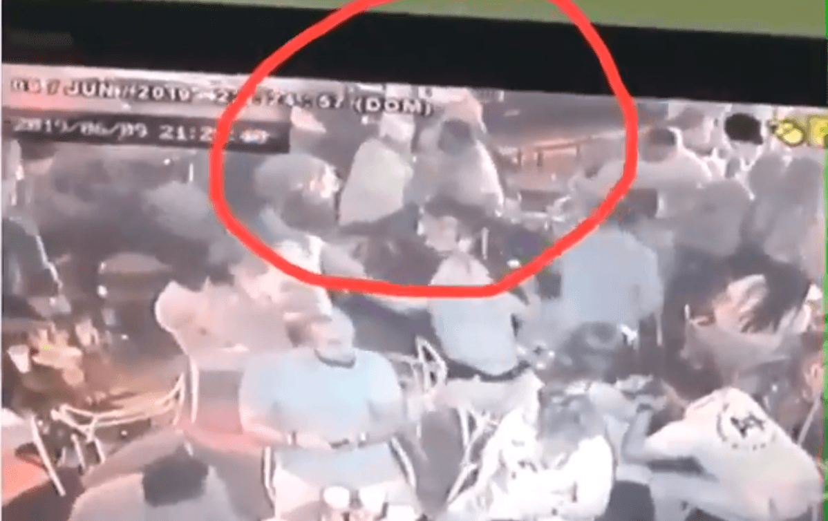 El agresor trata de acercarse a la mesa de Ortiz quien para este momento ya recibió el impacto de bala.