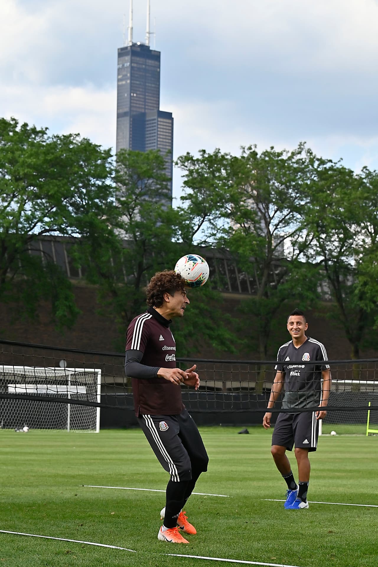 Integrantes y cuerpo técnico de la Selección Mexicana de fútbol no perdieron el tiempo y luego de su llegada a la ciudad de Chicago, se pusieron a entrenar en las instalaciones de la Universidad de Illinois. El entrenador Gerardo 'Tata' Martino dirigió la práctica para iniciar con la preparación en ruta al importante duelo por la Final de la Copa Oro ante Estados Unidos.
