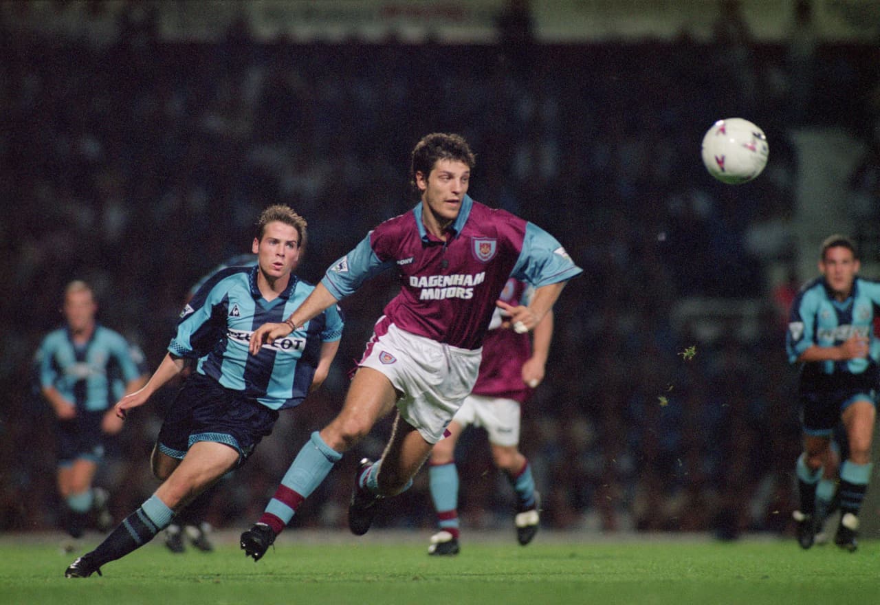 En 1996 se convirtió en el fichaje más caro de la historia del West Ham United, que pagó millón y medio de libras esterlinas al Karlsruher de Alemania. Ahora el fichaje más caro es el austriaco Marko Arnautovic (25 millones).