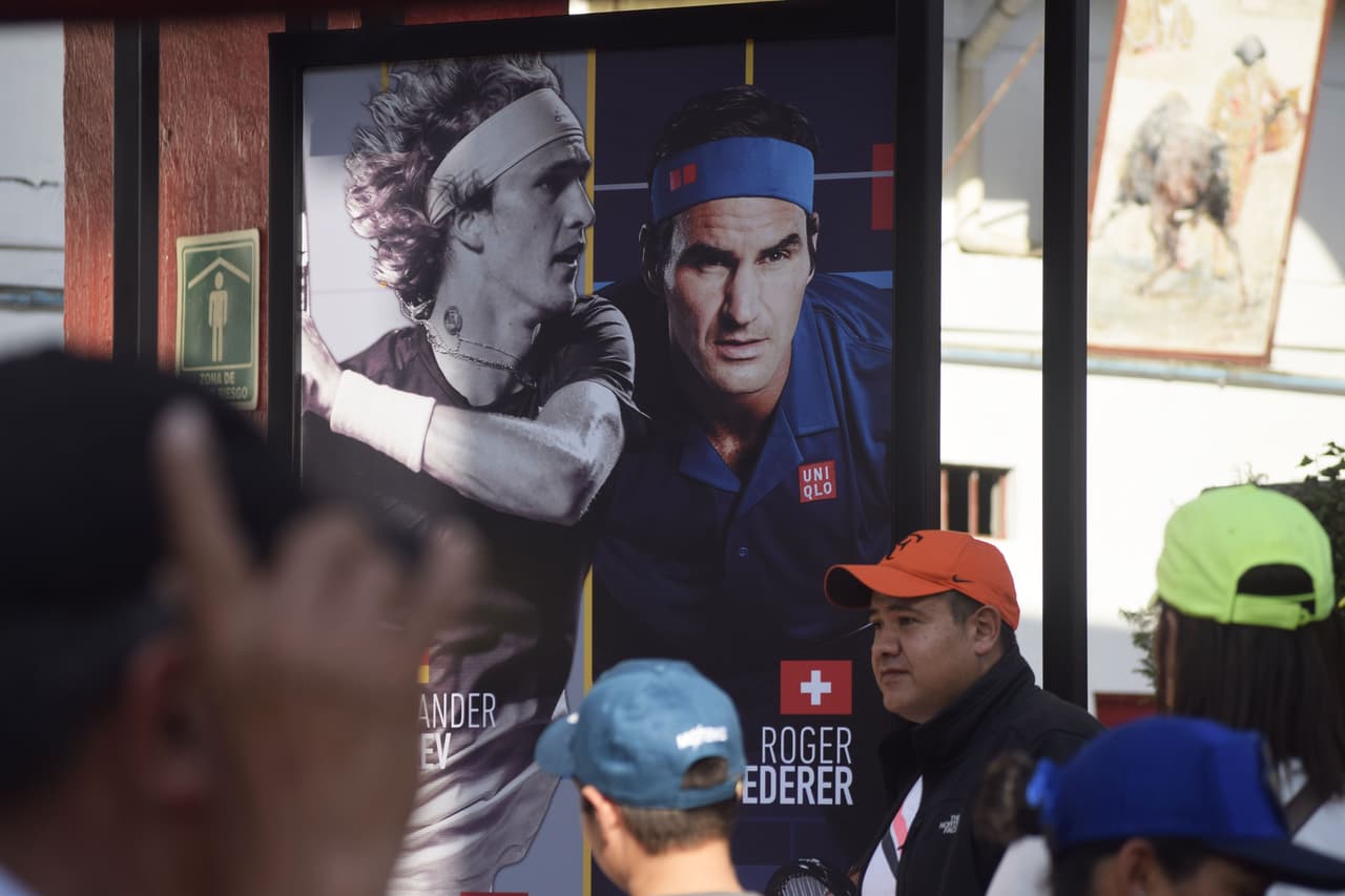 Roger Federer se impuso 2 sets a 1 ante Alexander Zverev en un juego de exhibición que representó una fiesta total en la Plaza de Toros México.