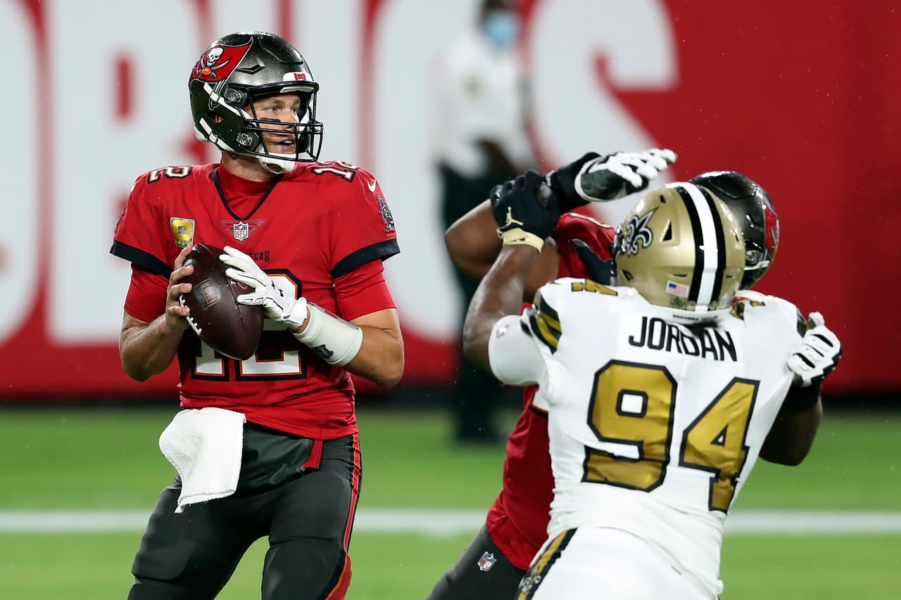 Drew Brees tiene una estupenda noche frente a los Buccaneers y con cuatro pases de anotación y cero intercepciónes, los Saints vencen a Tampa 38-3 en su casa.