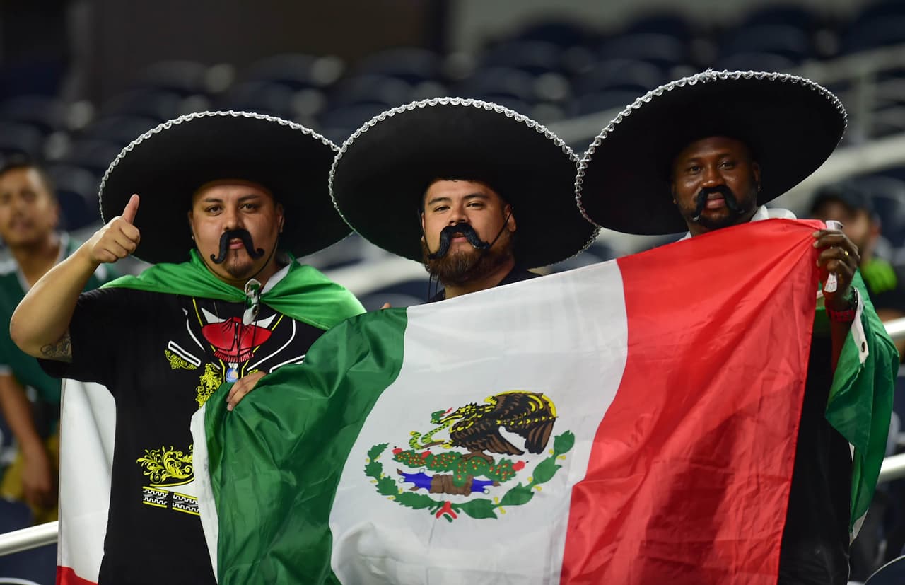 La afición mexicana, a pesar del mal clima en Dallas, se acercó al AT&T Stadium con su belleza y colorido para apoyar al Tri en el segundo partido de la Fecha FIFA, después de ganarle a Islandia en Santa Clara la semana pasada.