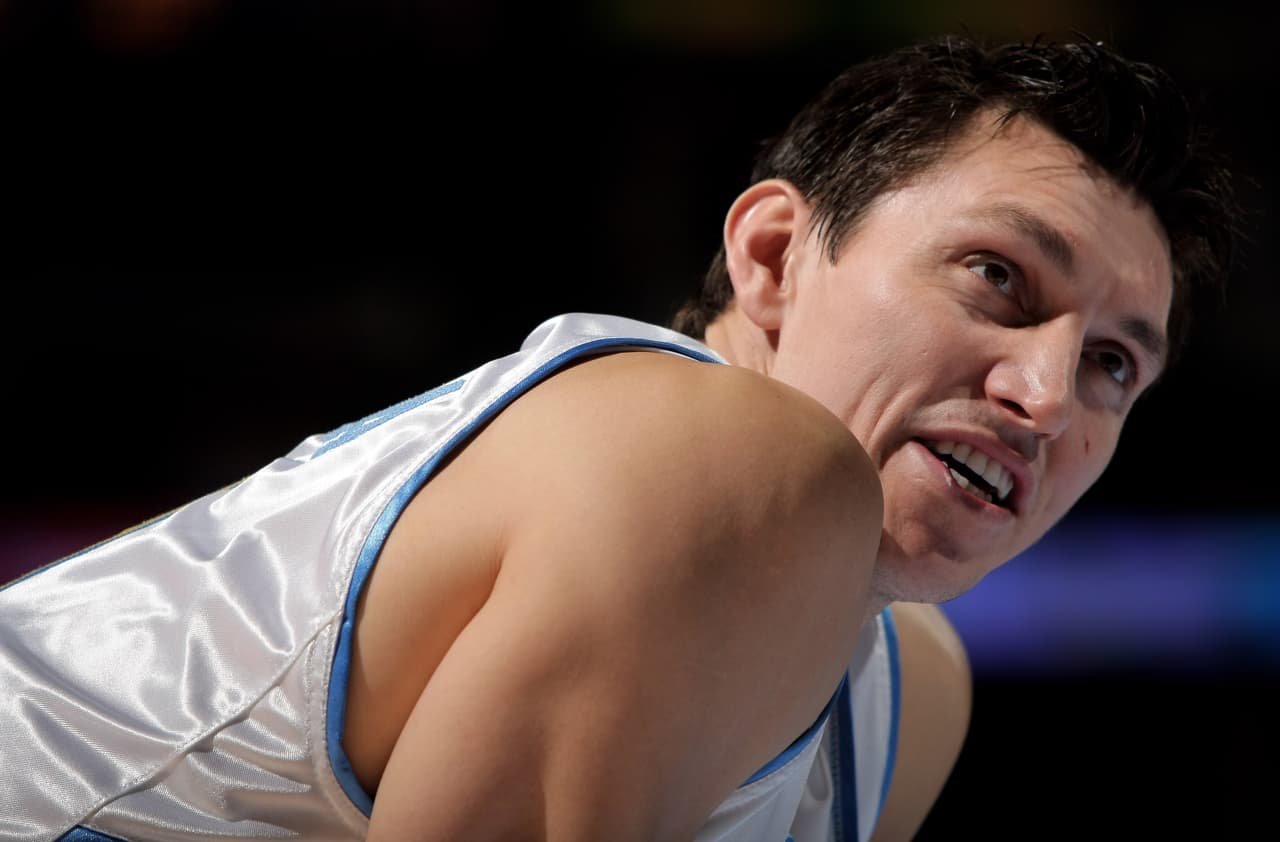 El basquetbolista mexicano, Eduardo Nájera, creó la fundación ‘Exito Latino’, para ayudar a niños latinos que radican en Estados Unidos para ayudarlos con su educación y promover el deporte.