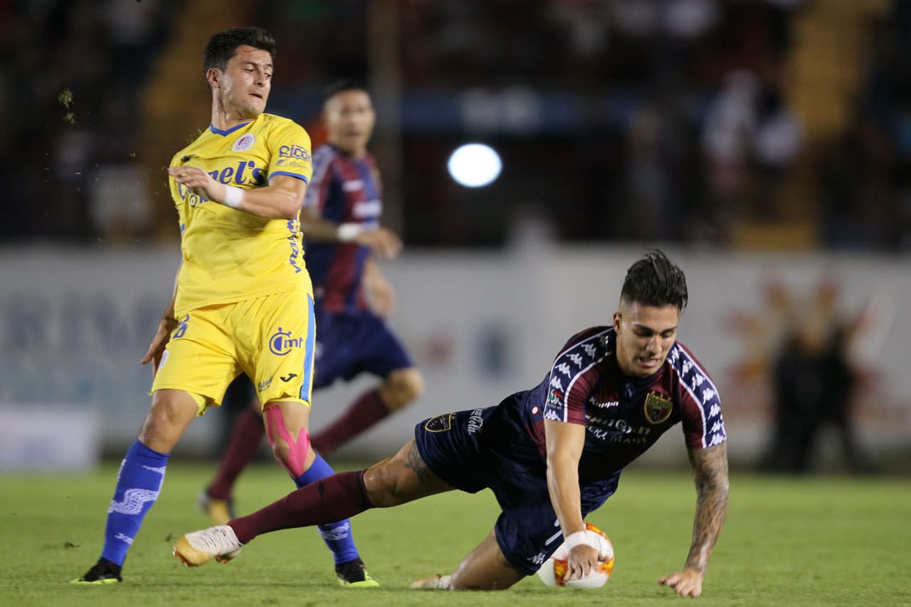 Sin embargo, el equipo potosino, pese a la tempranera falla de los azulgranas, empezaron a ponerse nerviosos y a meter duro la pierna para tratar de bajarle las revoluciones a los de casa.