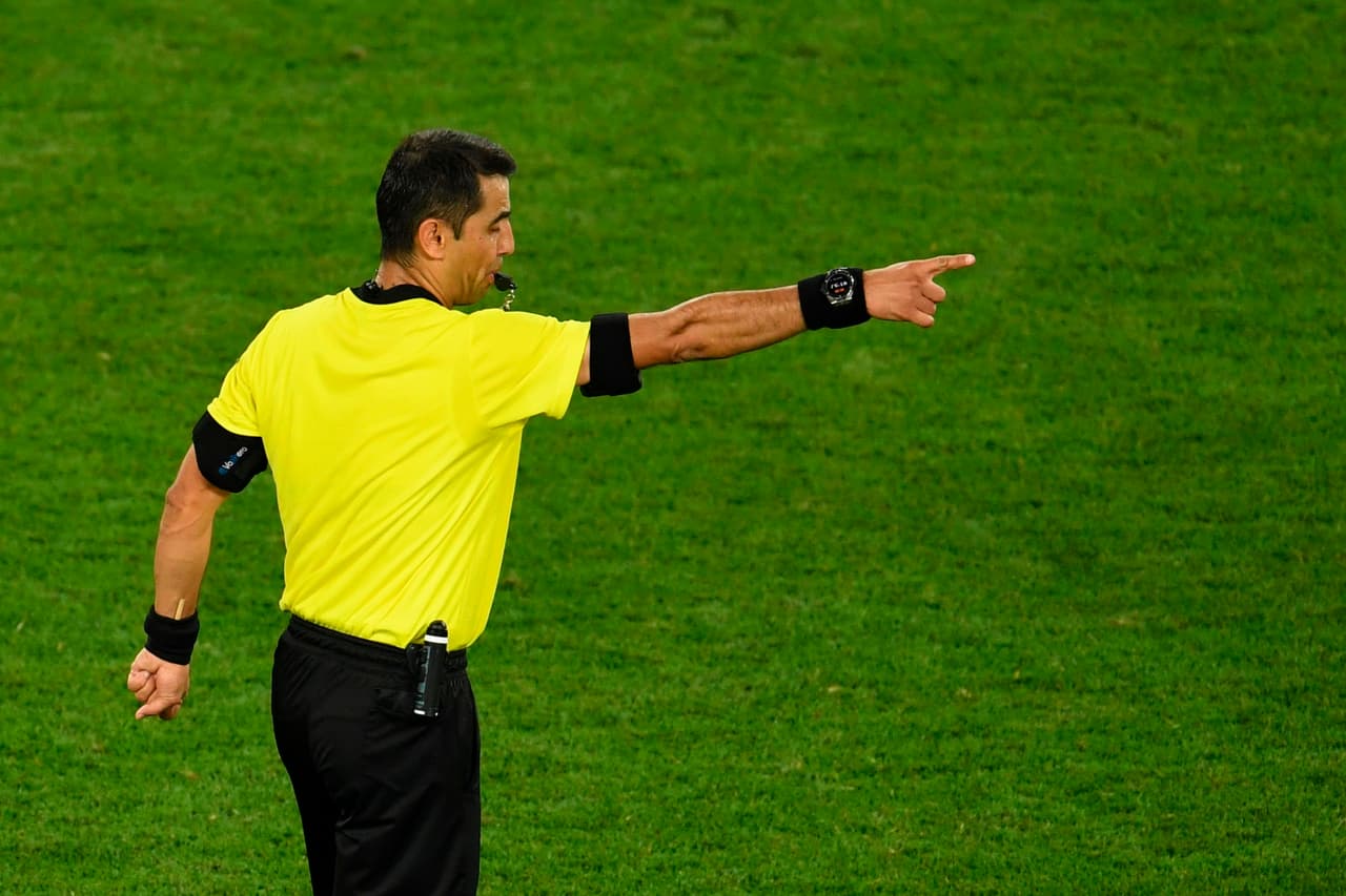 1. Ravshan Irmatov (Uzbekistán) - 13 tarjetas amarillas en dos partidos.