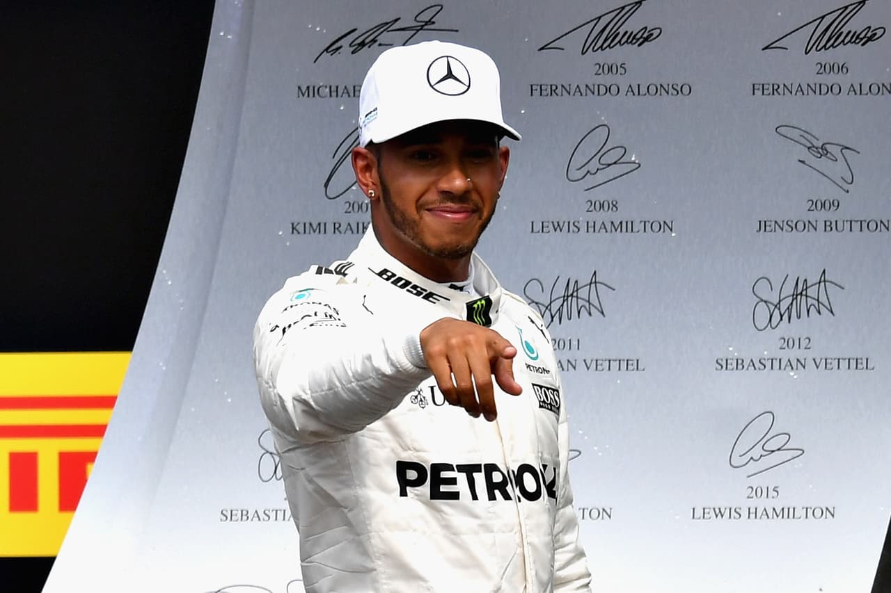 Hamilton, a pesar del triunfo, se quejó de la pista. "No lo entiendo, porque la pista no estaba sucia; aunque supongo que la organización lo que quería era que hubiese una nueva carrera", dijo.