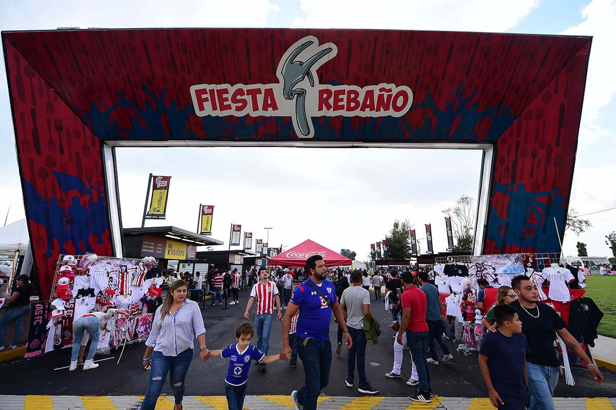 Fanáticos de Chivas y Cruz Azul en las afueras del Estadio Akron previo al juego entre ambos equipos por la jornada 2 del Apertura 2018 de la Liga MX.