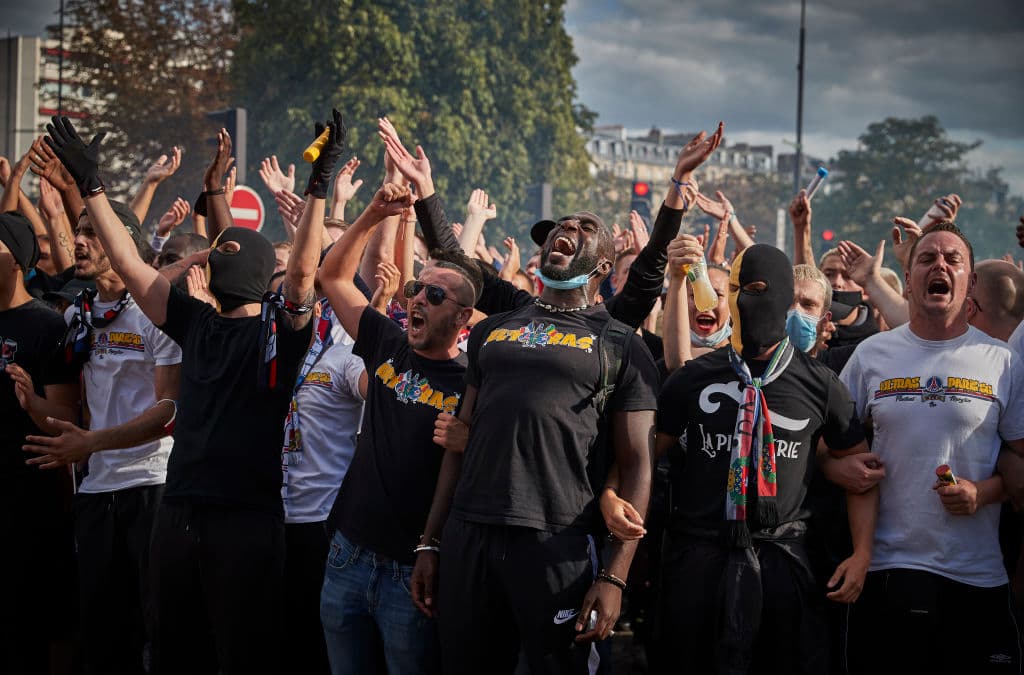 Entre cantos y marchas, los aficionados se dieron cita en las afueras del Estadio Parc de Princes para apoyar a su equipo durante la final de la Champions League.