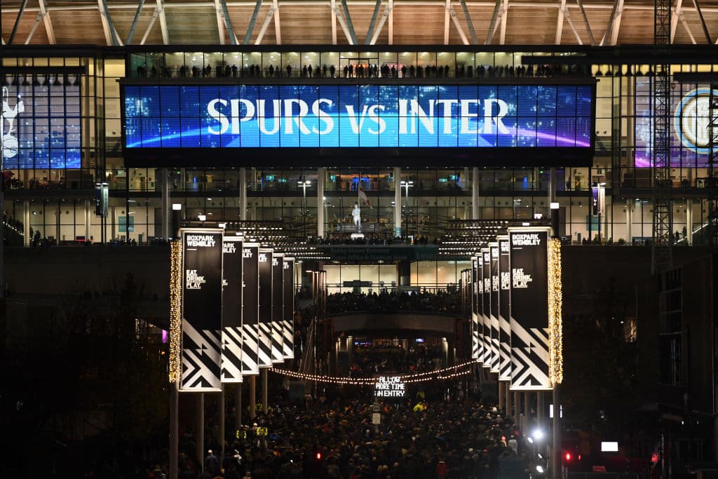 Uno de los estadios más especiales de toda Europa sin duda es el de Wembley, una sede que lo mismo alberga conciertos, juegos de NFL, partidos de Rugby y es sede de partidos de la Liga Premier.