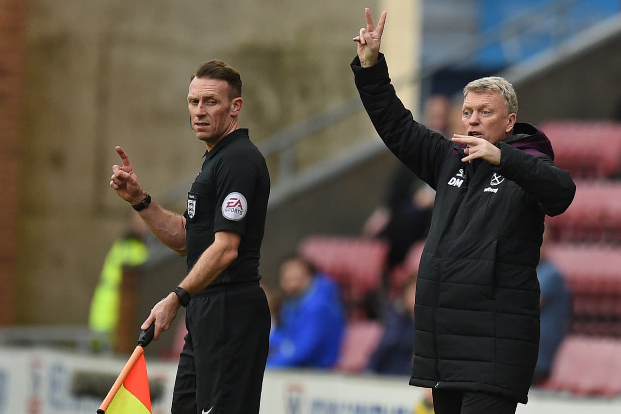 El técnico Moyes hizo uso de todas sus posibilidades de cambio y envió a cancha a Reece Oxford, Joao Mario y a Haksabanovic, ninguno por 'Chicharito' que estuvo todo el partido.