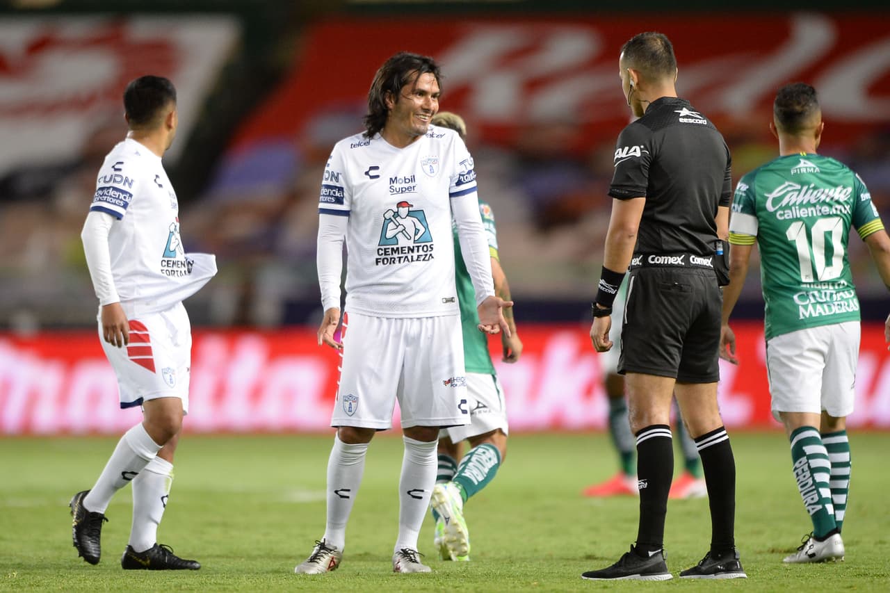 Hacia los 65’ del juego, el partido se ensuciaba con faltas en el terreno de los locales.