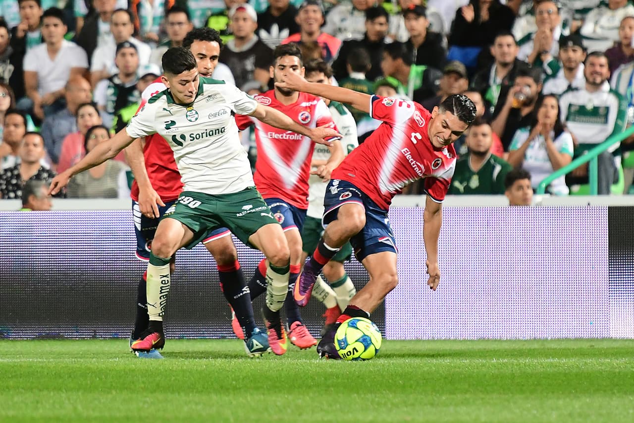 Jesús Paganoni debe espabilar, despertar, en su puesto de defensa lateral diestro. 
<a href="http://www.univision.com/deportes/futbol/liga-mx/a-lo-manolo-negrete-en-mexico-86-el-charrua-jonathan-rodriguez-hace-el-2-1-video" target="_blank">La pelota lo techó infantilmente en el 2-1 de Santos</a> y "El Maetro" tiene a Marcelo Alatorre en la banca. ¡Aguas!